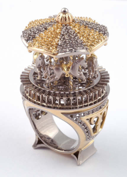 Golden Carousel rings in white and yellow gold with horses 